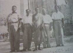 ภาพ: อาจารย์ทิม ธัมมธโร โดยมีนายอนันต์ คณานุรักษ์ ยืนอยู่ซ้ายมือของท่าน